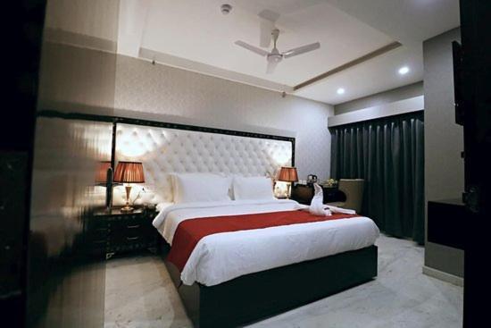The Hotel Grace Place Inn Нью-Дели Экстерьер фото