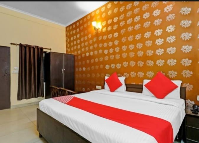 The Hotel Grace Place Inn Нью-Дели Экстерьер фото